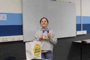 Welttag des Buches: Klassen 5a und 5b erhalten „Mission Roboter“